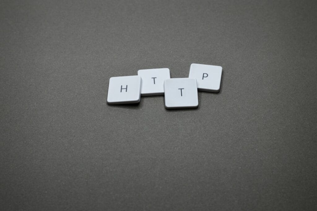 Best Online Video Player From URL HTTP keyboard keys representing playing video from a URL link in a browser